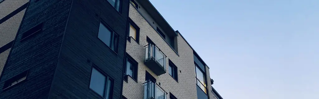 Çok katlı bir apartman cephesi