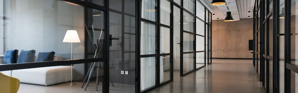 Modern bir ofis koridoru