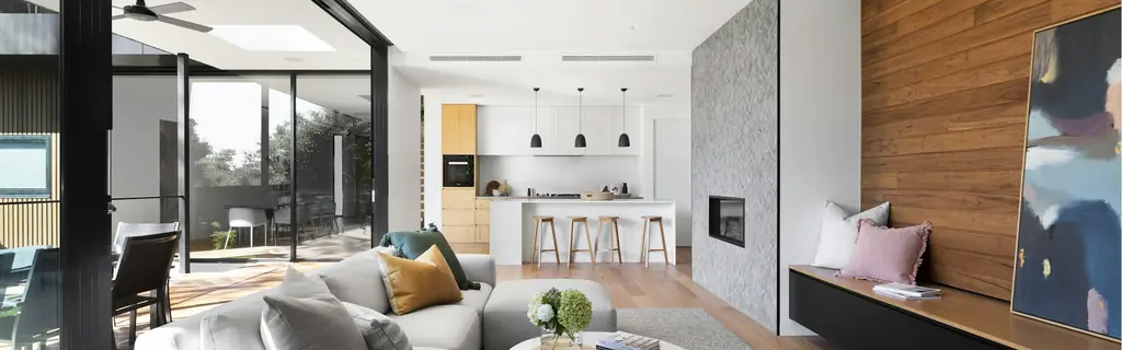 Aydınlık ve modern bir oturma odası
