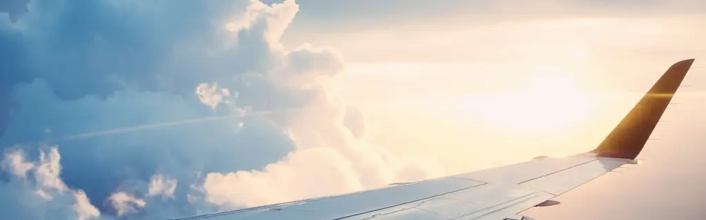 Bulutların üzerinde uçan bir uçağın kanadı